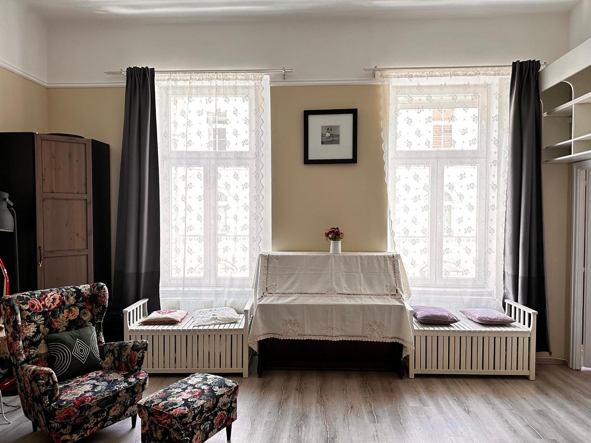 Spacious And Stylish Jokai Apartment *